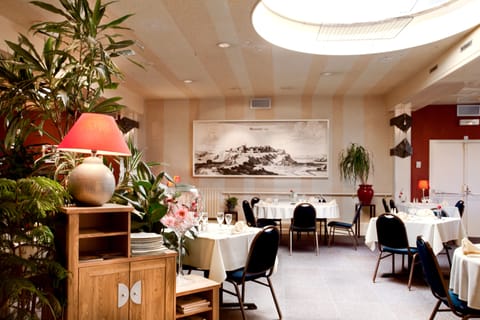 Breakfast (EUR 10 per person)