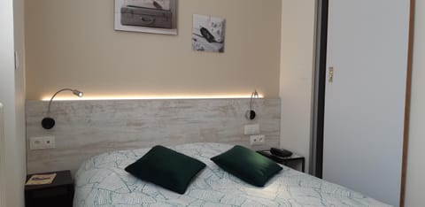 Standard Room, 2 Twin Beds | Desk, free WiFi, bed sheets
