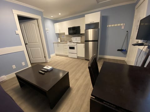 Suite, 1 Bedroom, Kitchen | Living area | 42-inch Smart TV with digital channels, Netflix, Hulu