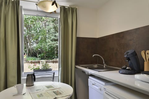 Room 5 persons | Individually decorated, individually furnished, desk, blackout drapes