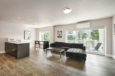 Suite, 1 King Bed, Non Smoking | Living area | 42-inch flat-screen TV with cable channels, Smart TV, Netflix