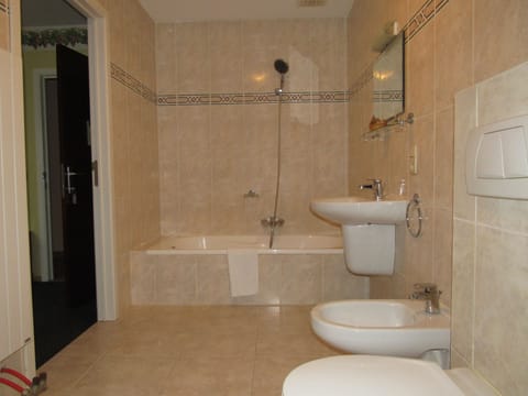 Triple Room | Bathroom | Combined shower/tub, free toiletries, hair dryer, bidet