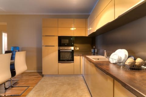 Panoramic Apartment, 4 Bedrooms, Sea View | Shared kitchen | Fridge, microwave, oven, stovetop