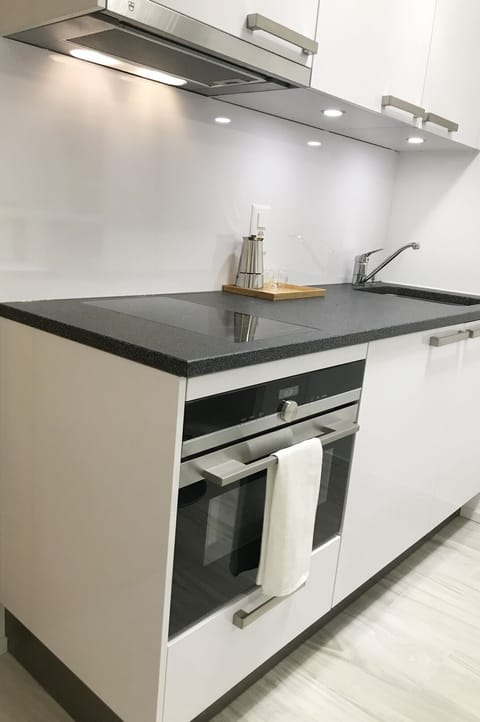 Comfort Studio, 1 Queen Bed, Non Smoking, Lake View | Private kitchen | Microwave, oven, stovetop, cookware/dishes/utensils