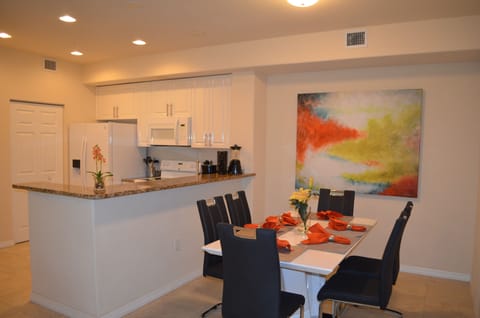 Luxury Condo, Multiple Beds, Non Smoking, Garden View | In-room dining