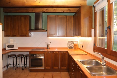 House, 3 Bedrooms | Shared kitchen