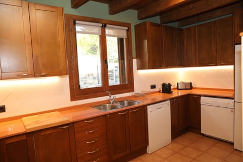 House, 3 Bedrooms | Shared kitchen