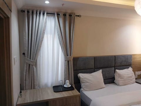 Deluxe Room, 1 Queen Bed, Non Smoking | Premium bedding, individually decorated, individually furnished, desk