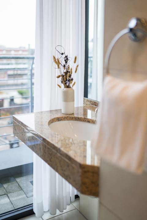 Small | Bathroom | Shower, hair dryer, towels