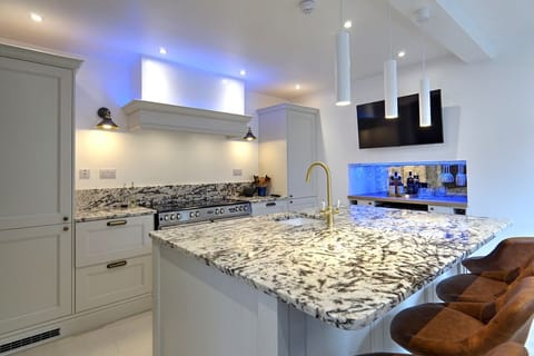 Superior House, Ensuite (Private Celebration Villa) | Shared kitchen