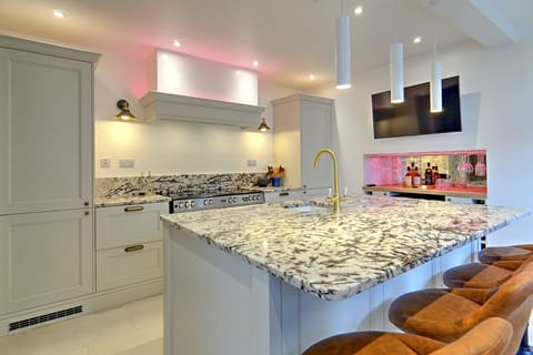 Superior House, Ensuite (Private Celebration Villa) | Shared kitchen