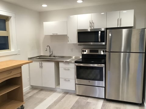 Comfort A | Private kitchen | Full-size fridge, microwave, oven, stovetop