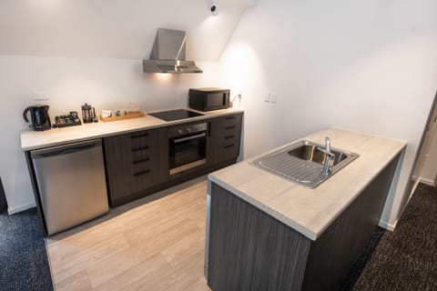 1 Bedroom Apartment | Private kitchen | Fridge, microwave