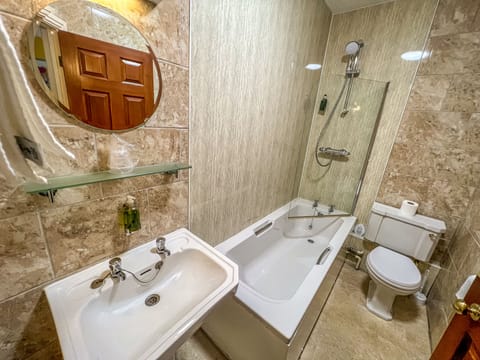 Deluxe Twin Room, Ensuite (or Shower) | Bathroom