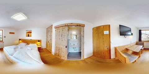 Double Room | In-room safe, cribs/infant beds, free WiFi, bed sheets