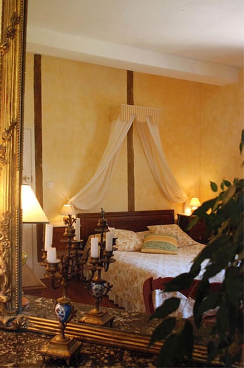 Family Suite | Desk, iron/ironing board, bed sheets