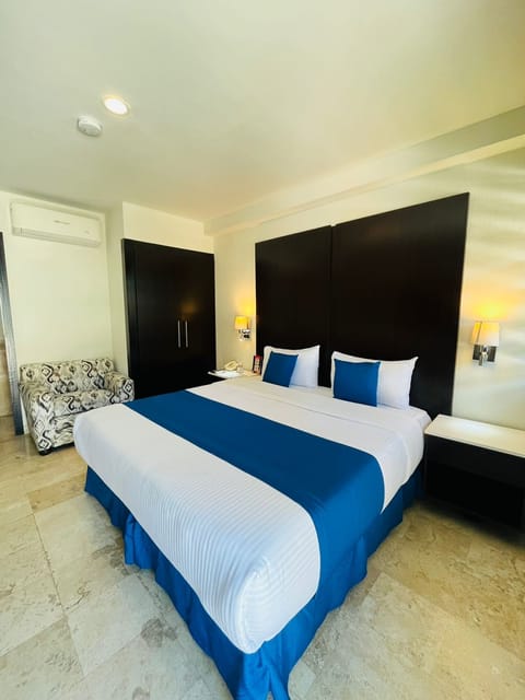 Standard Room, 1 King Bed | In-room safe, blackout drapes, iron/ironing board, bed sheets