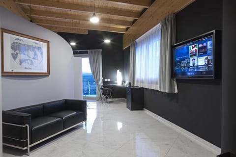 Executive Suite | Living room | Flat-screen TV