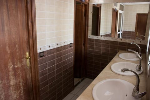 Triple Room | Bathroom | Shower, free toiletries, slippers, bidet