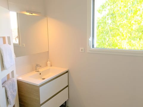 Romantic Townhome, 1 Queen Bed, Non Smoking, Garden View | Bathroom | Shower, towels