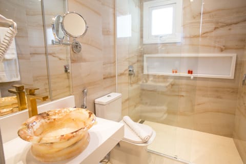 Suite lua de mel | Bathroom | Shower, free toiletries, hair dryer, towels