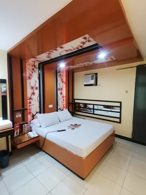 Executive Room, 1 Queen Bed | In-room safe, soundproofing, bed sheets