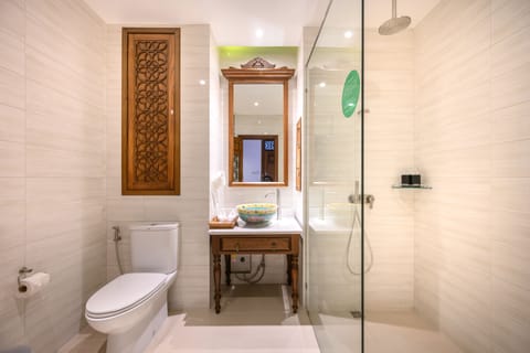 Deluxe Twin Room | Bathroom | Shower, rainfall showerhead, free toiletries, hair dryer