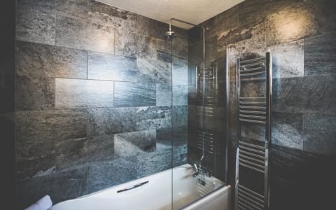 Combined shower/tub, free toiletries, hair dryer, towels