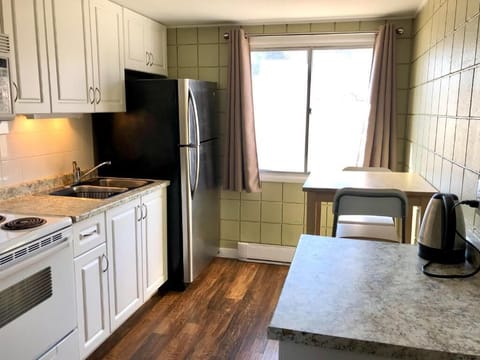 Deluxe Studio Suite | Private kitchen | Mini-fridge, microwave, coffee/tea maker