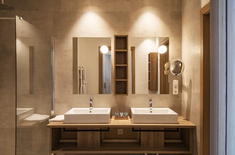 Deluxe Suite (Gewürztraminer) | Bathroom | Shower, rainfall showerhead, free toiletries, hair dryer