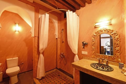 Executive Suite, 1 Bedroom, Courtyard View | Bathroom | Shower, rainfall showerhead, designer toiletries, hair dryer