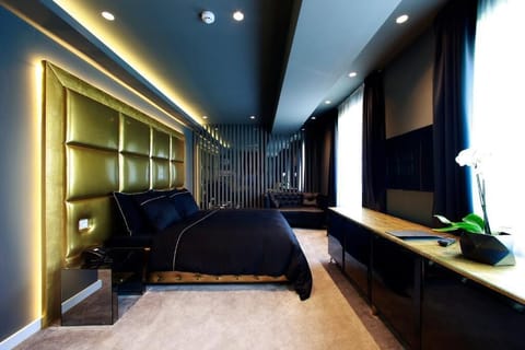 Luxury King Room | Minibar, in-room safe, desk, soundproofing