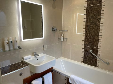 Superior King Double (Room 3) | Bathroom | Combined shower/tub, free toiletries, hair dryer, towels