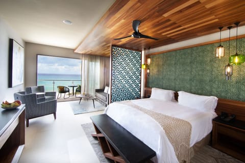 King Suite Ocean View | Premium bedding, free minibar, in-room safe, blackout drapes