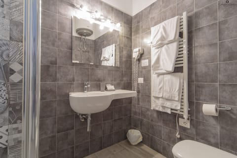 Superior Room, 1 Queen Bed, Non Smoking | Bathroom | Shower, free toiletries, hair dryer, bidet