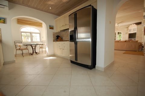 Full-size fridge, microwave, oven, stovetop