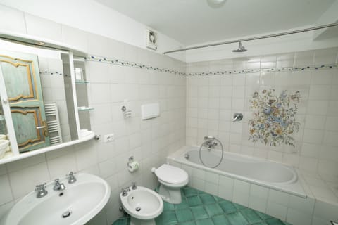 Superior Triple Room | Bathroom | Shower, free toiletries, hair dryer, towels