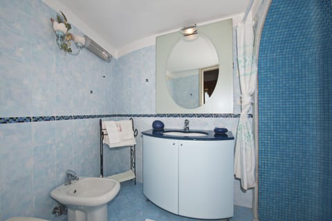 Suite, Sea View, Annex Building | Bathroom | Shower, free toiletries, hair dryer, towels