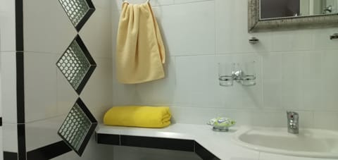 Double Room (Habitación #3) | Bathroom | Shower, free toiletries, hair dryer, towels