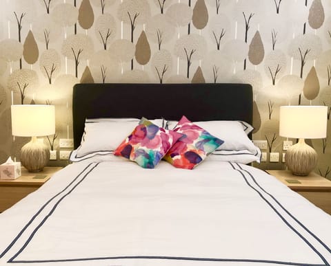 Design Double Room, Ensuite | Pillowtop beds, blackout drapes, iron/ironing board, free WiFi