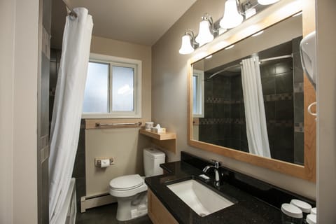 Family Suite, Multiple Beds, Non Smoking | Bathroom | Combined shower/tub, hair dryer, towels