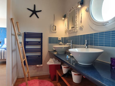 Comfort room '' Repos du Turbot '' Sea view  | Bathroom | Hair dryer, bathrobes, towels, soap