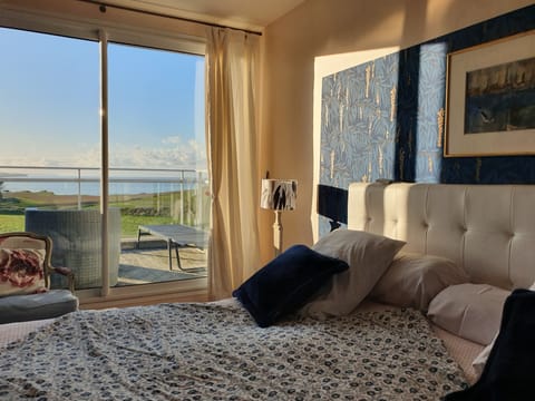 Comfort room '' Repos du Turbot '' Sea view  | Premium bedding, pillowtop beds, individually decorated