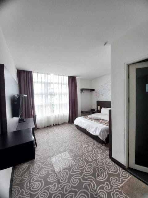 Queen Double Room | Select Comfort beds, in-room safe, desk, laptop workspace