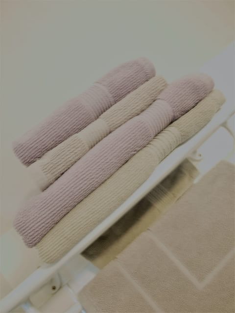 Combined shower/tub, deep soaking tub, hydromassage showerhead