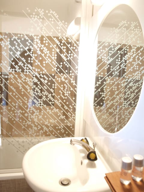 Combined shower/tub, deep soaking tub, hydromassage showerhead