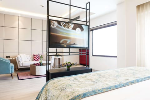 Junior Suite, 1 King Bed | Premium bedding, minibar, in-room safe, desk