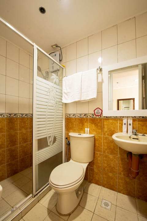 Superior Twin Room | Bathroom | Shower, free toiletries, towels