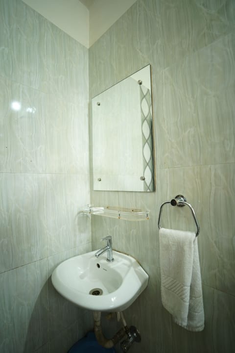 Deluxe Room, Private Bathroom | Bathroom | Shower, free toiletries, slippers, towels