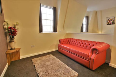 Suite | Desk, iron/ironing board, free WiFi, bed sheets